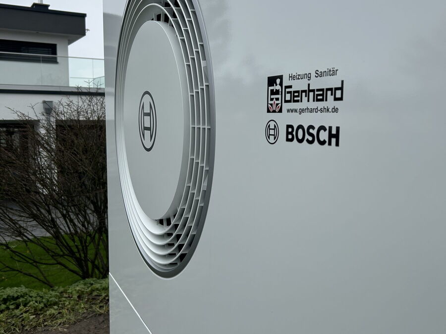 Nahaufnahme einer Bosch-Wärmepumpe mit Aufkleber der Gerhard GmbH