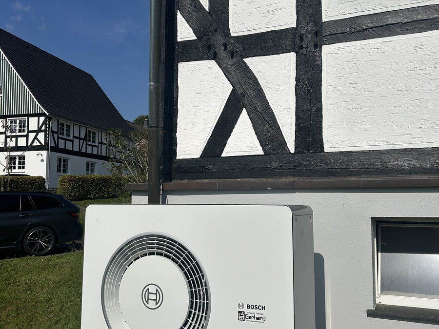 Bosch-Wärmepumpe vor einem Fachwerkhaus im Sauerland