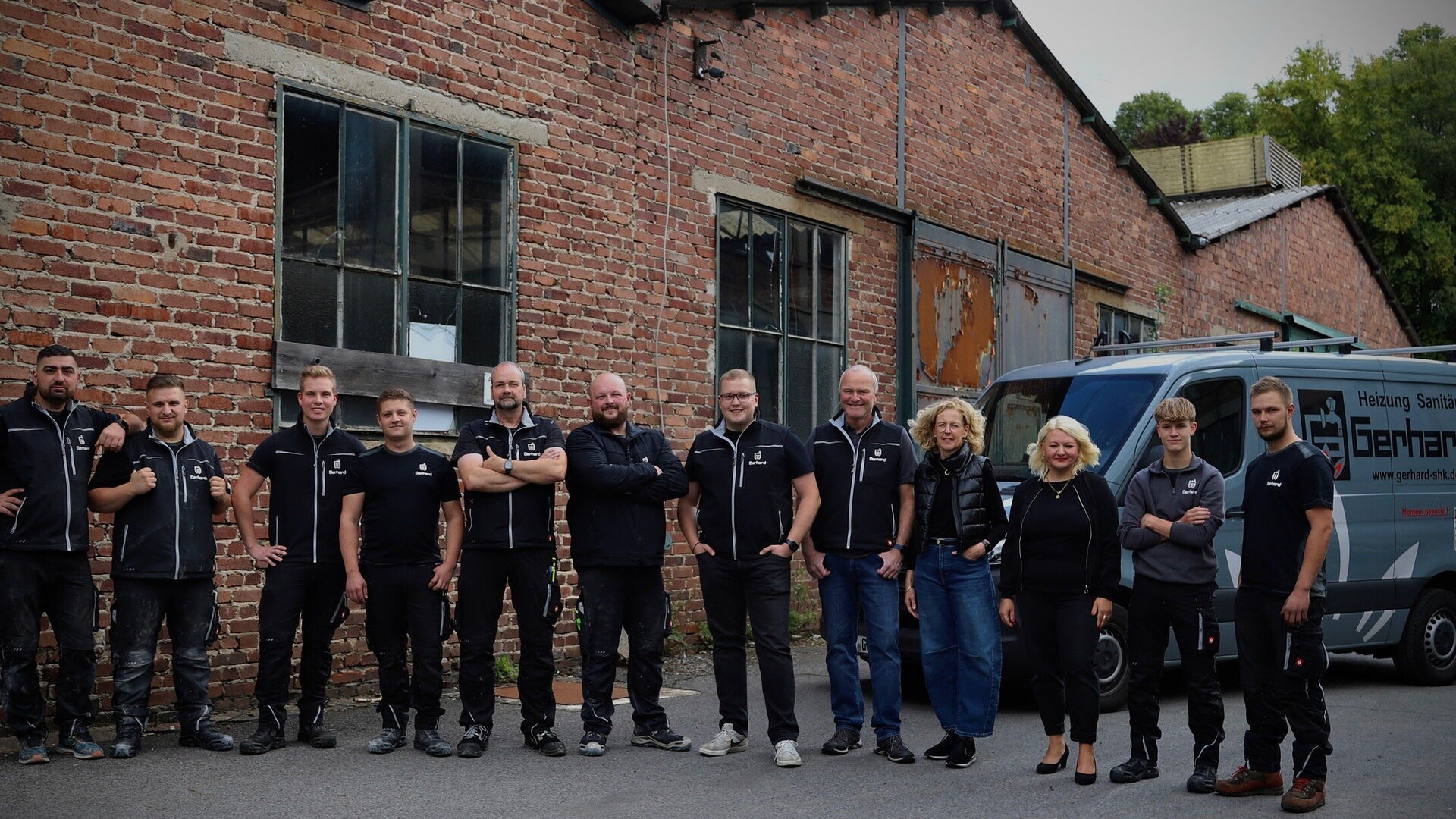 Das Team der Gerhard GmbH vor dem Firmengebäude in Olpe-Rhode