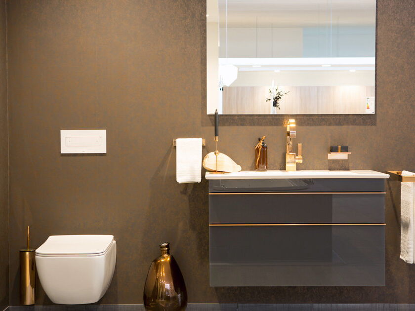 Bad mit Wand-WC, Waschtisch und Spiegel