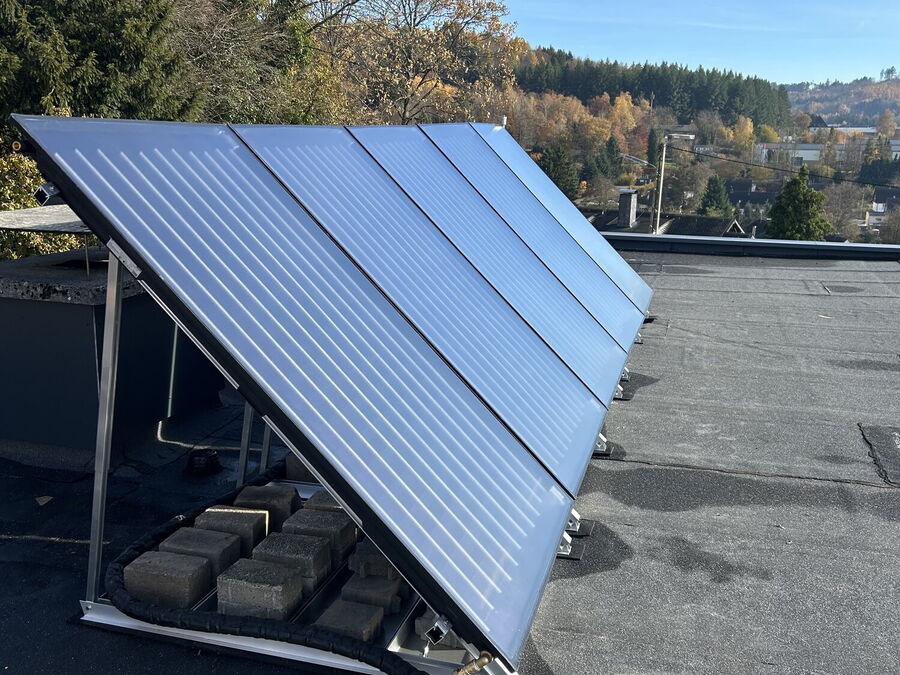 Solarthermie-Kollektoren auf einem Flachdach im Sauerland