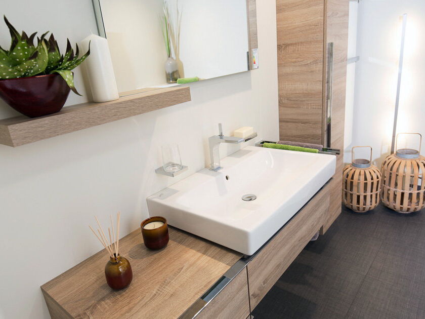 Modernisiertes Bad mit Aufsatzwaschtisch und Holzmöbel