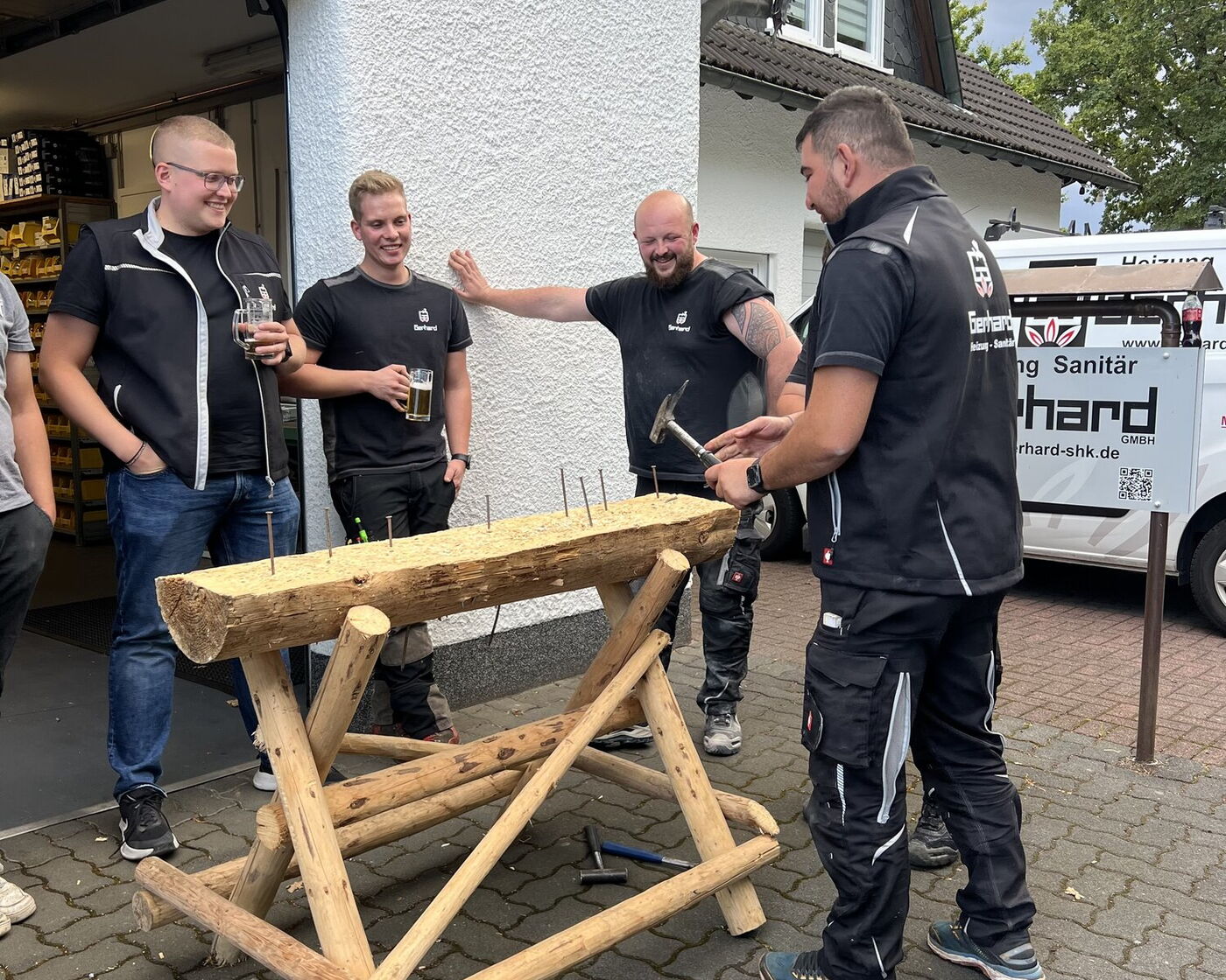 Mitarbeiter der Gerhard GmbH bei der Arbeit im Betriebshof