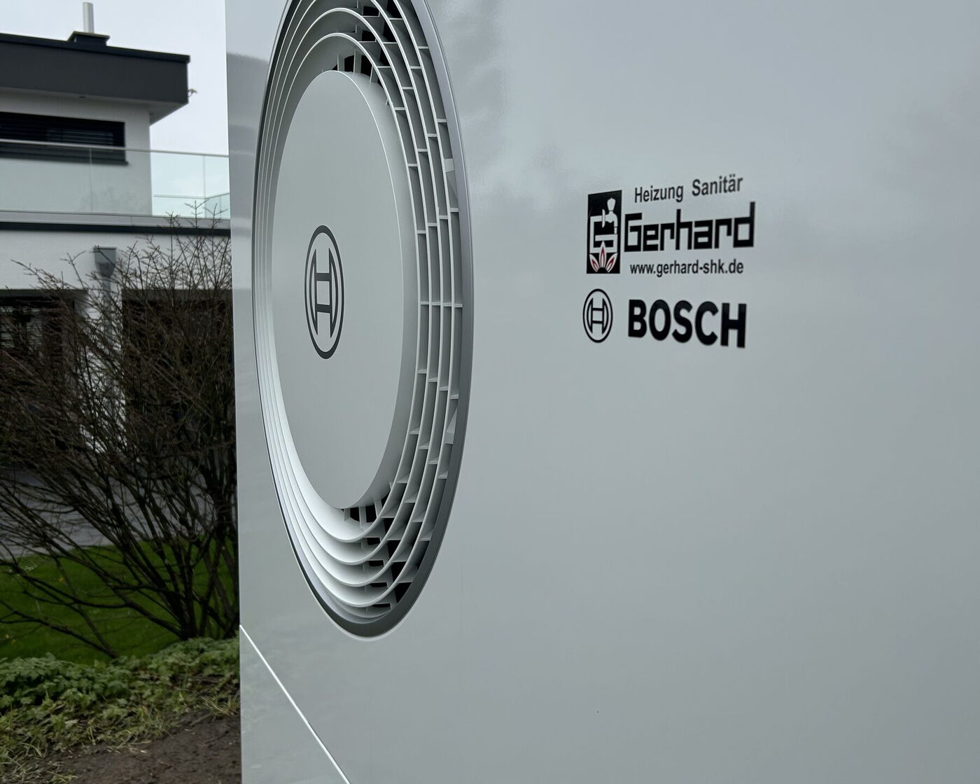 Nahaufnahme einer Bosch-Wärmepumpe mit Aufkleber der Gerhard GmbH
