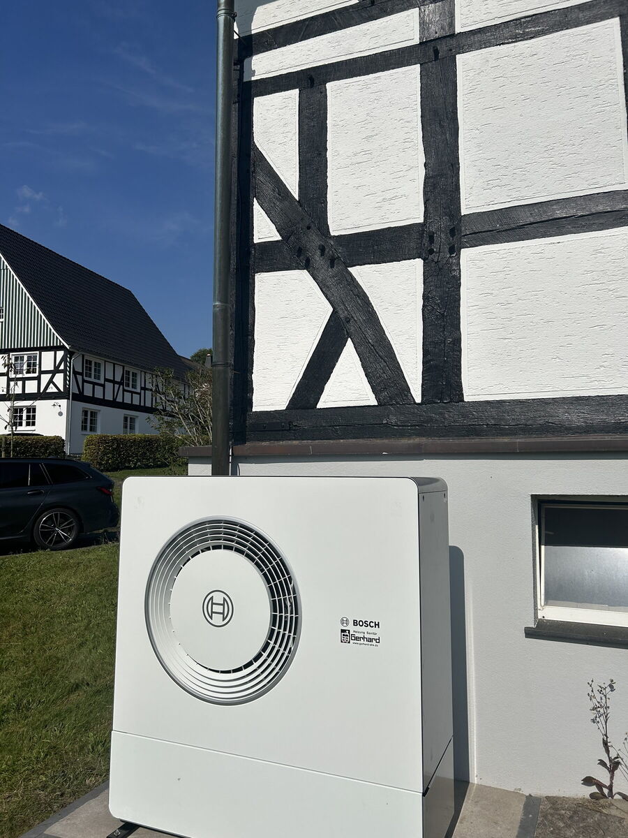 Bosch-Wärmepumpe vor einem Fachwerkhaus im Sauerland