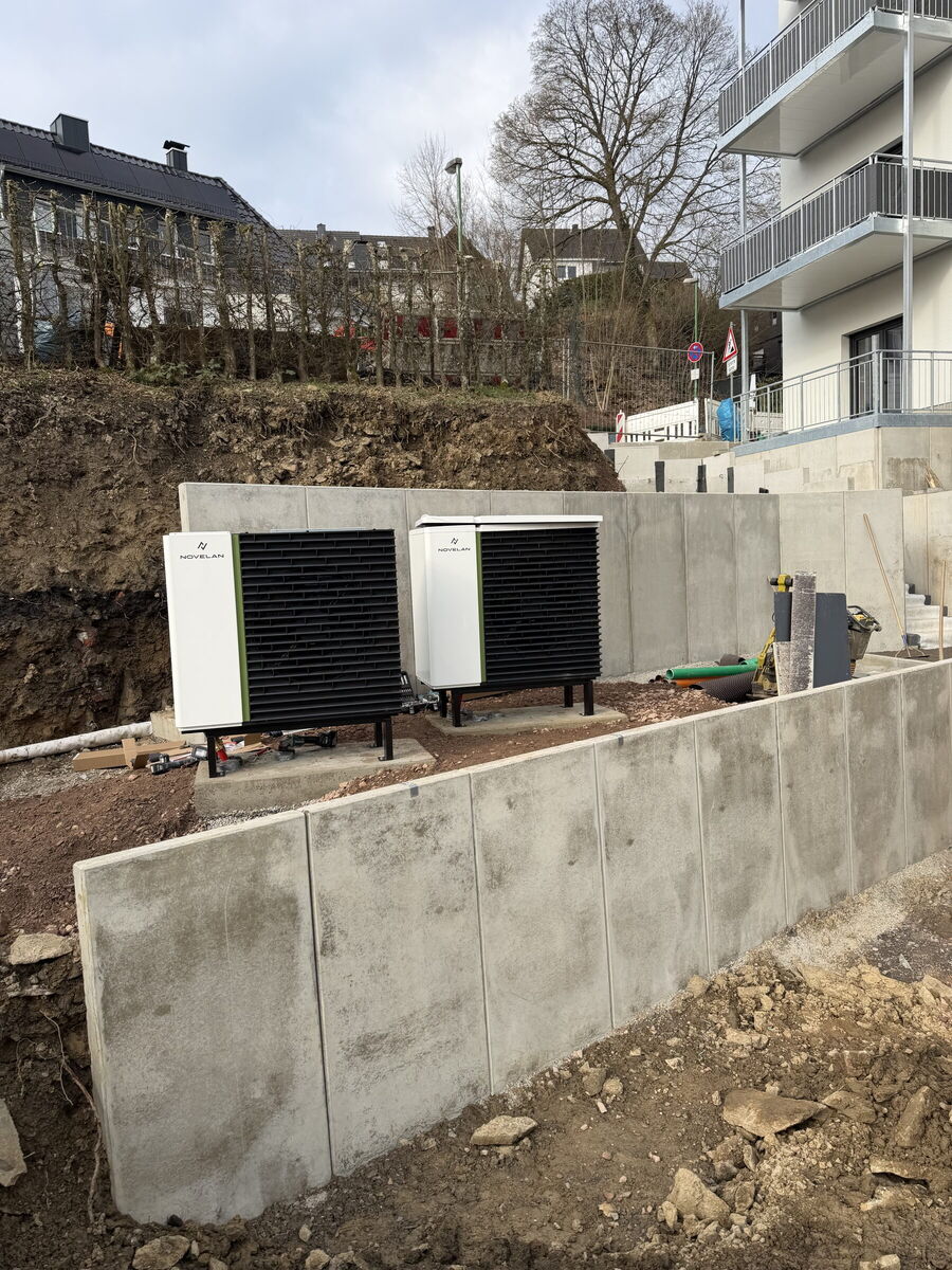 Zwei Luft-Wasser-Wärmepumpen auf Betonfundament an einem Neubau, installiert von der Gerhard GmbH