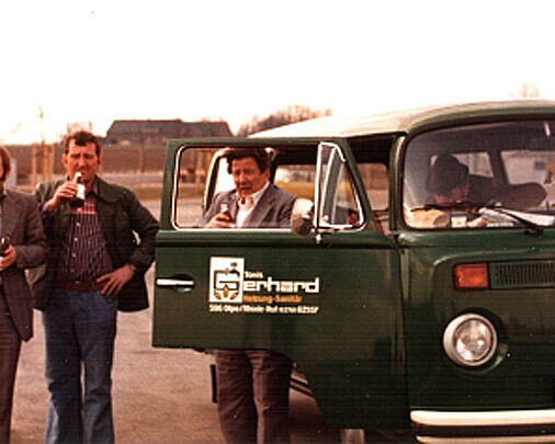 Historisches Foto: Tonis Gerhard mit Kollegen vor dem grünen VW-Bus des Betriebs