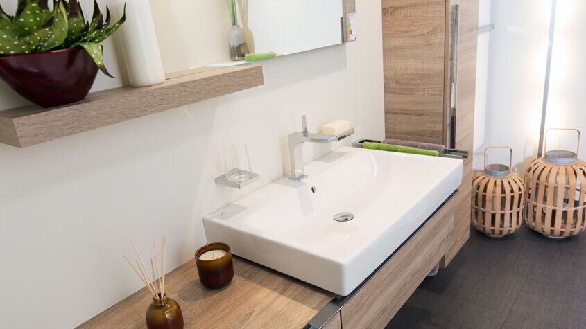Modernisiertes Bad mit Aufsatzwaschtisch und Holzmöbel