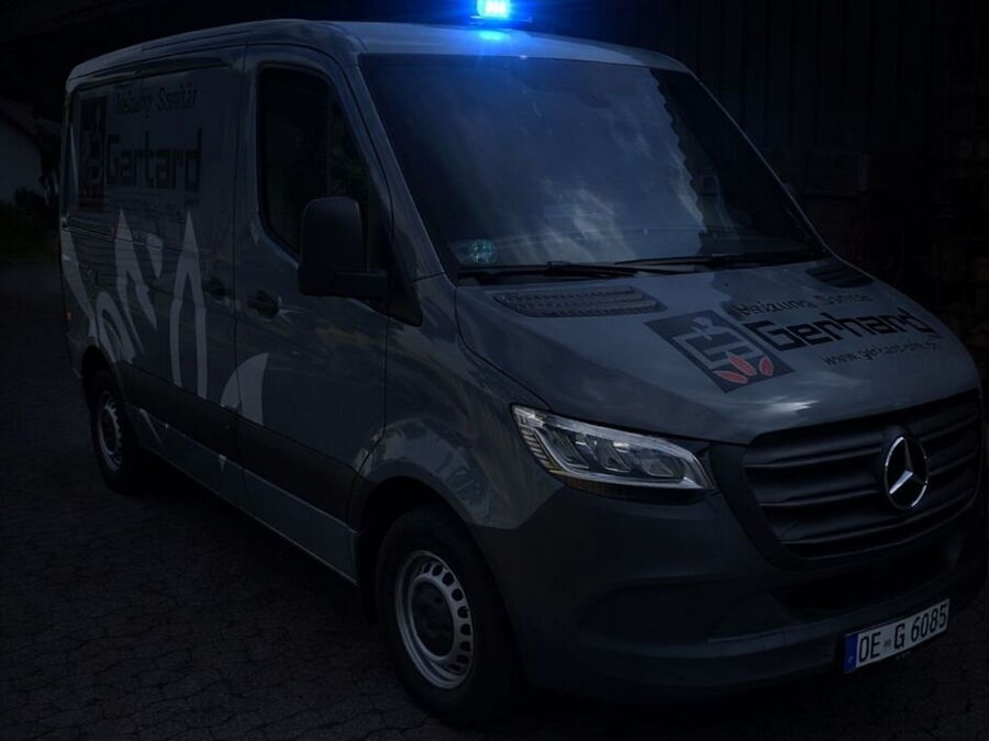 Servicefahrzeug der Gerhard GmbH im Notdiensteinsatz bei Nacht