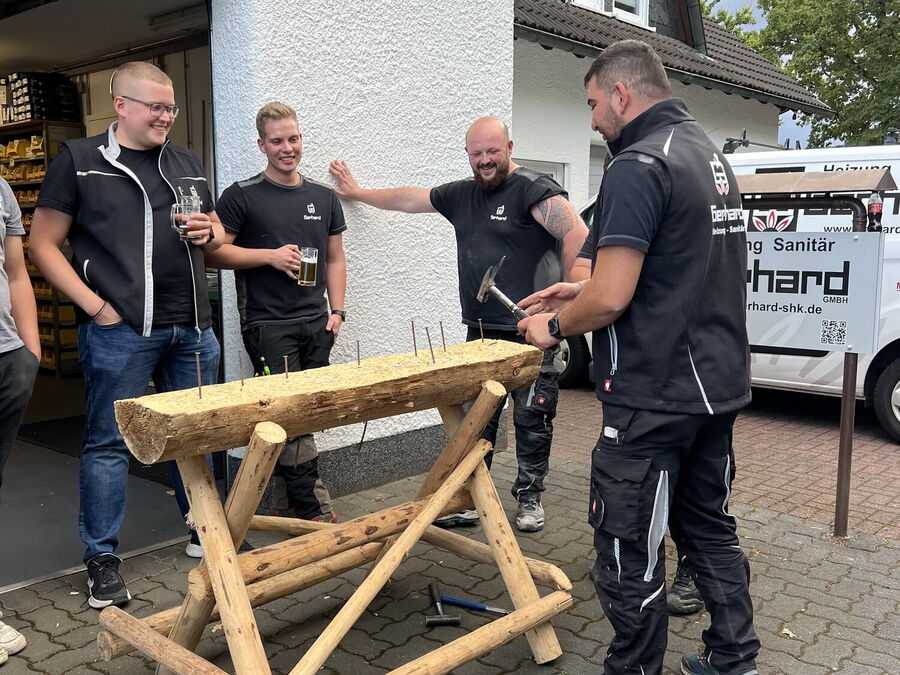 Mitarbeiter der Gerhard GmbH bei der Arbeit auf dem Betriebshof